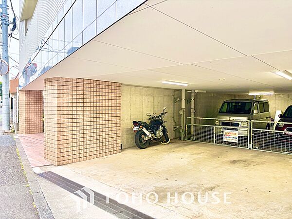 ◆サンサンと◆差し込む太陽の光がこのリビングに笑いをもたらす。ソファの上のクッションがポカポカした暖気にぬくぬくと微睡んでいる。