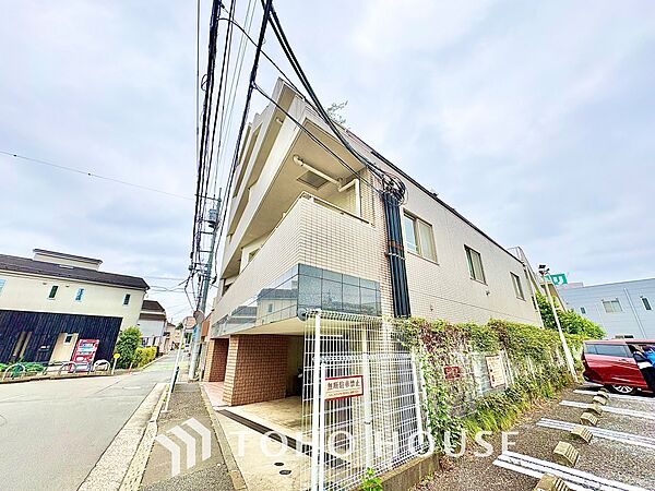 ここはみんなが集い、食事と楽しい会話が始まる場所。話に夢中になりすぎて、ついつい時を忘れ、夜半過ぎになってしまう。そんな束の間の幸せを感じさせてくれます。