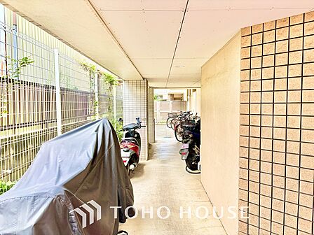 【living】居心地のいい暮らしには欠かせない眩い採光。ゆったりとした幅の窓からこの空間に降り注ぐ採光が絶えない。明るいリビングこそ居心地のいい暮らしが待っているのだと思う。