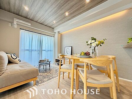 大きく開け放たれた壮大な景色。都内にいることを忘れさせてくれる自然豊かな分譲地。風がそよぎ、青空が歌い、太陽が微笑んでくれる幸せな住まい。