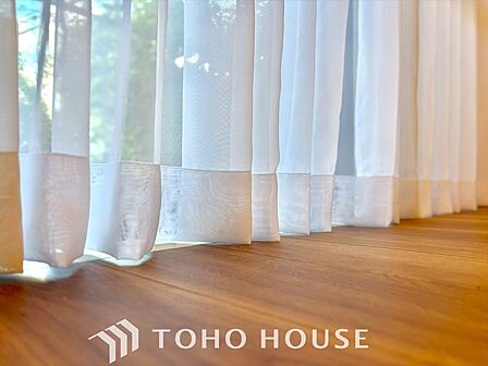 あなたの一日を、まっすぐ彩る。朝の光が差し込むリビングで、家族の笑い声が弾ける。