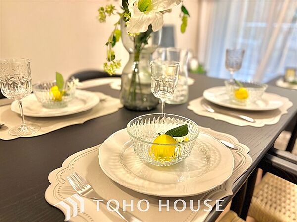 大きく開け放たれた壮大な景色。都内にいることを忘れさせてくれる自然豊かな分譲地。風がそよぎ、青空が歌い、太陽が微笑んでくれる幸せな住まい。