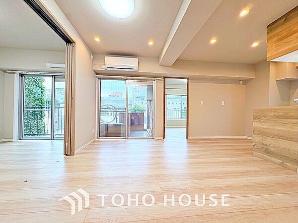 ここはみんなが集い、食事と楽しい会話が始まる場所。話に夢中になりすぎて、ついつい時を忘れ、夜半過ぎになってしまう。そんな束の間の幸せを感じさせてくれます。