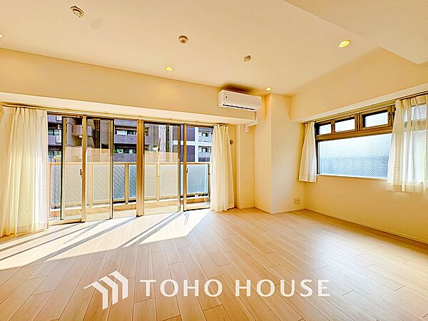 【living】居心地のいい暮らしには欠かせない眩い採光。ゆったりとした幅の窓からこの空間に降り注ぐ採光が絶えない。明るいリビングこそ居心地のいい暮らしが待っているのだと思う。