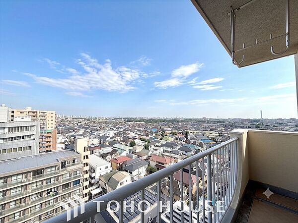 喧噪から離れ広々した寝室でゆったりと過ごす。そんな寛いだ休日もあっていい。だって『何もしない時を楽しむ』そんな贅沢な時間を愛する