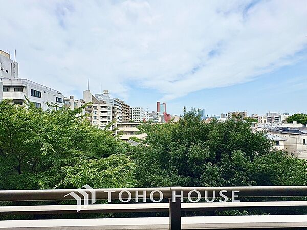 見上げれば高い空。手を伸ばせば吸い込まれそうな突き抜ける空間。空が高いと気持ちも高揚する。しばらく忘れていた、空を楽しむ生活を始めませんか。