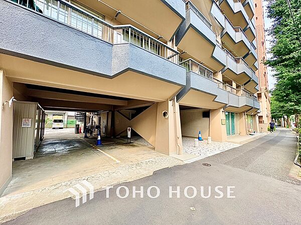 幾度となく通い続ける道。小さな花、木々のざわめき。毎日の生活をあざやかに彩ってくれる。そんな想像をかき立てられる。