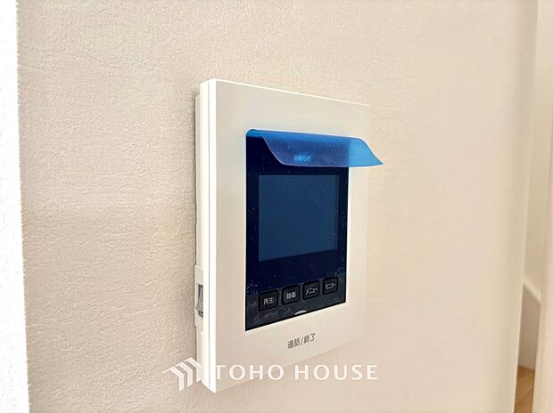 家族の安心を守る、テレビドアホンを標準装備。来客をモニターで確認できるため、セキュリティもです。新しい住まいにふさわしい、新品の保護フィルム付き。