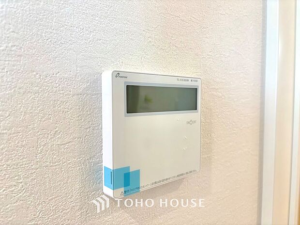 【ワンタッチで快適バスタイム】お湯張りから追い焚きまでボタン一つで操作できる、便利な給湯器リモコン。キッチンやリビングからでも簡単にお風呂の準備ができ、毎日の家事をサポートします。