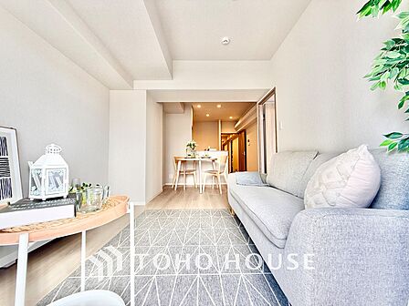 ◆リビング◆たくさんの窓から注ぐ太陽の光。時間の経過とともに光と影のコントラストがこの空間のムードを変え、部屋に変化と温もりをもたらしてくれる。