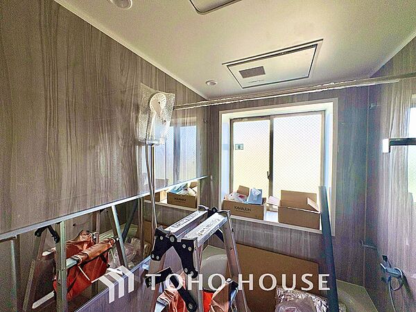 【浴室】《一日の疲れを落としてくれる場所は、落ち着く場所でなければならない》　高級感溢れるカラーと大きさ・柔らかな曲線で構成された半身浴も楽しめるバスタブが心地よさをもたらします。