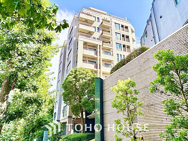 風の通り道。舞い込んでくる風が優しく躍り、室内に爽やかな空気を運んでくる。そこに季節の息吹を感じて、いまがどんな季節なのかを実感する。
