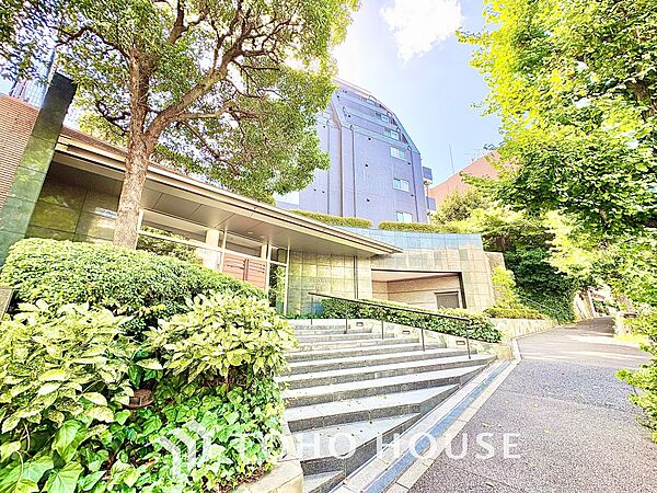【浴室】《一日の疲れを落としてくれる場所は、落ち着く場所でなければならない》　高級感溢れるカラーと大きさ・柔らかな曲線で構成された半身浴も楽しめるバスタブが心地よさをもたらします。
