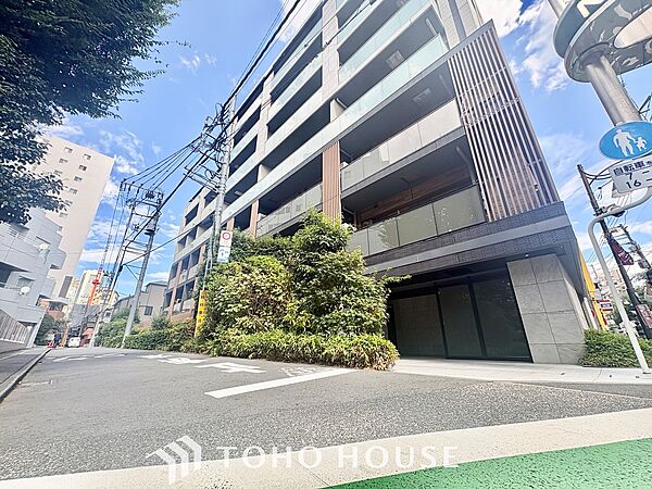 差し込む太陽の光がこのリビングに笑いをもたらす。ソファの上のクッションがポカポカした暖気にぬくぬくと微睡んでいる。
