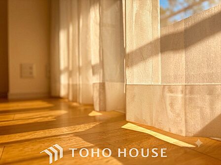 喧噪から離れ広々した寝室でゆったりと過ごす。そんな寛いだ休日もあっていい。だって『何もしない時を楽しむ』そんな贅沢な時間を愛する