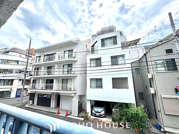 【Balcony】陽の光に照らされるバルコニーを、爽やかな涼風が吹き抜けていきます。心を落ち着かせ開放してくれる眺望が今日も家族を包み込みます。