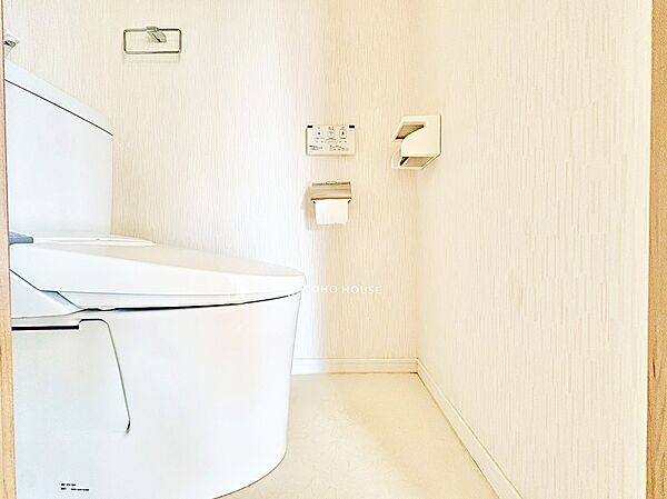 【トイレ】落ち着いた空間に仕上がっており快適にご使用できそうです。