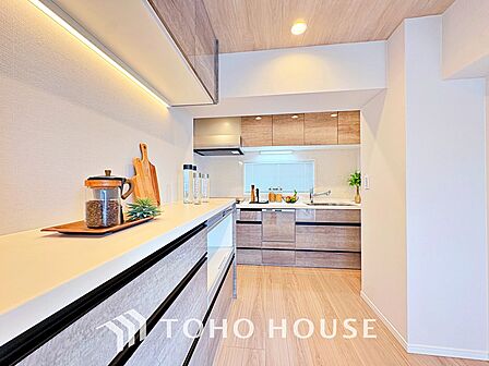◆愛育◆キッチンは家族の絆を育む大切な空間。シンプルで使い易いSystemKitchenで愉しく作る料理は愛情のある美味しいご馳走に。家族で使える広々としたダイニングキッチンです。