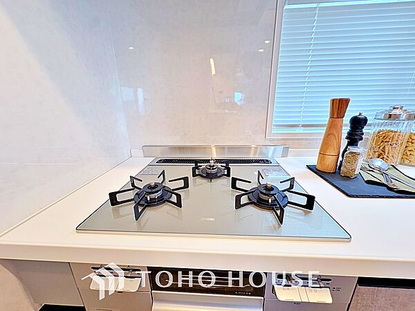 広々としたキッチンのシンクは、料理の準備と片付けを楽にし、使いやすさを最大限に引き立てます。