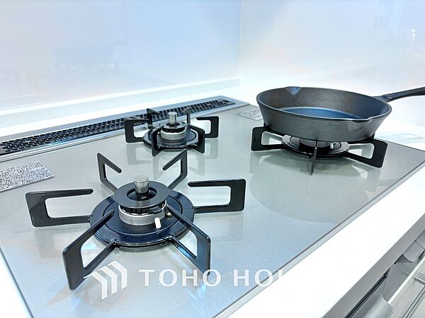キッチンは家族の絆を育む大切な空間。シンプルで使い易いシステムキッチンで愉しく作る料理は愛情のある美味しいご馳走に。家族で使えるダイニングキッチンです。