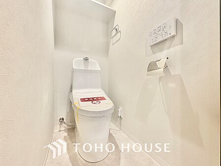 【RESTROOM】ホワイト調のクロスと温もり溢れるモダンカラーの床材が見事に調和した本邸宅は、毎日の生活を少しでも快適に過ごして頂ける様に落ち着いた雰囲気作りから行っています。