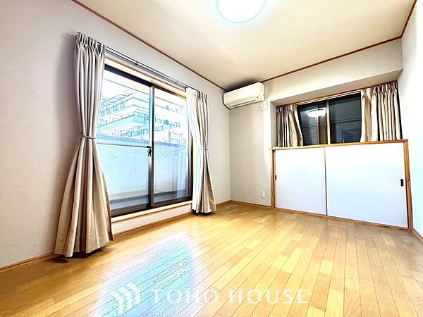 【木漏れ日】の様な採光が優しく足元を照らし、心地いい暮らしの道しるべを写し出す。この空間で過ごす家族との語らいの時間がとても素敵で幸せを感じるかもしれない。