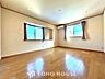 子供部屋：【季節外れのホームホリディ】喧噪から離れ広々したリビングでゆったりと過ごす。そんな寛いだ休日もあっていい。だって『何もしない時を楽しむ』そんな贅沢な時間を愛する家族と堪能できるのだから。
