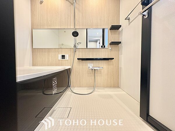 【Bathroom】『一日の疲れを落としてくれる場所は、一番落ち着く場所でなければならない』高級感溢れるカラーと大きさ・柔らかな曲線で構成された半身浴も楽しめるバスタブが心地よさをもたらします。