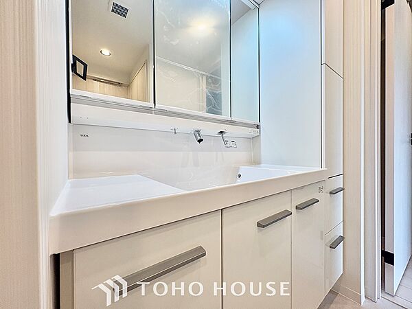 【Wash basin】十分な大きさの洗面台は収納もさる事ながら、身だしなみチェックや歯磨きなど、朝の慌ただしい時間でもホテルライクなスペースで余裕とゆとりを感じて頂けます。