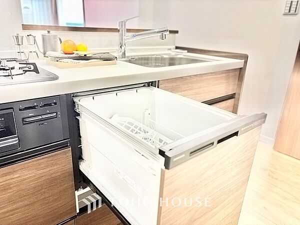 キッチンは家族の絆を育む大切な空間。シンプルで使い易いシステムキッチンで愉しく作る料理は愛情のある美味しいご馳走に。家族で使えるダイニングキッチンです。