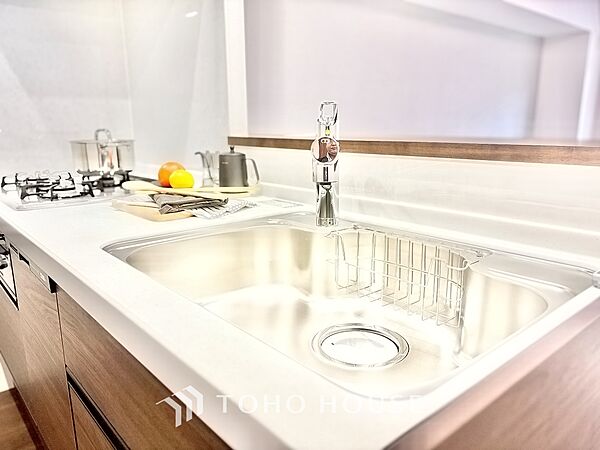 キッチンは家族の絆を育む大切な空間。シンプルで使い易いシステムキッチンで愉しく作る料理は愛情のある美味しいご馳走に。家族で使えるダイニングキッチンです。
