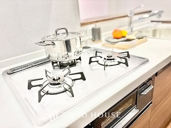 ◆愛育◆キッチンは家族の絆を育む大切な空間。シンプルで使い易いSystemKitchenで愉しく作る料理は愛情のある美味しいご馳走に。家族で使える広々としたダイニングキッチンです。