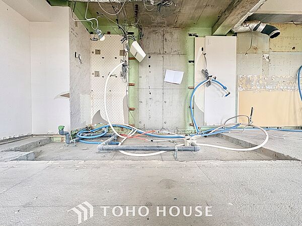 【改装中】『一日の疲れを落としてくれる場所は、一番落ち着く場所でなければならない』高級感溢れるカラーと大きさ・柔らかな曲線で構成された半身浴も楽しめるバスタブが心地よさをもたらします。