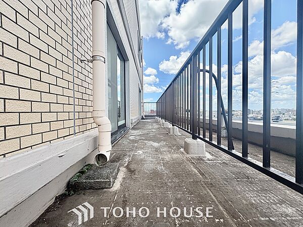 【Balcony】陽の光に照らされるバルコニーを、爽やかな涼風が吹き抜けていきます。心を落ち着かせ開放してくれる眺望が今日も家族を包み込みます。