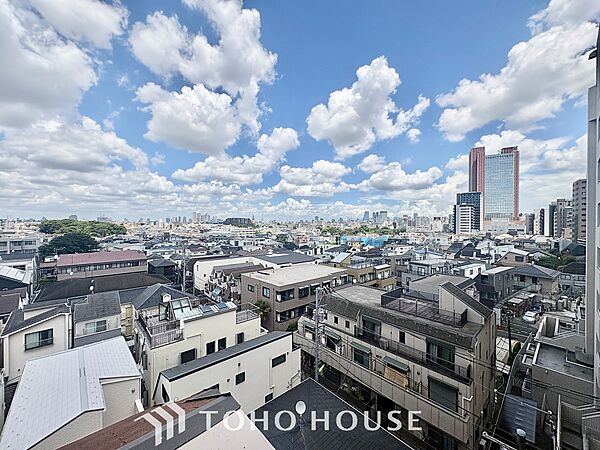 【Balcony】陽の光に照らされるバルコニーを、爽やかな涼風が吹き抜けていきます。心を落ち着かせ開放してくれる眺望が今日も家族を包み込みます。