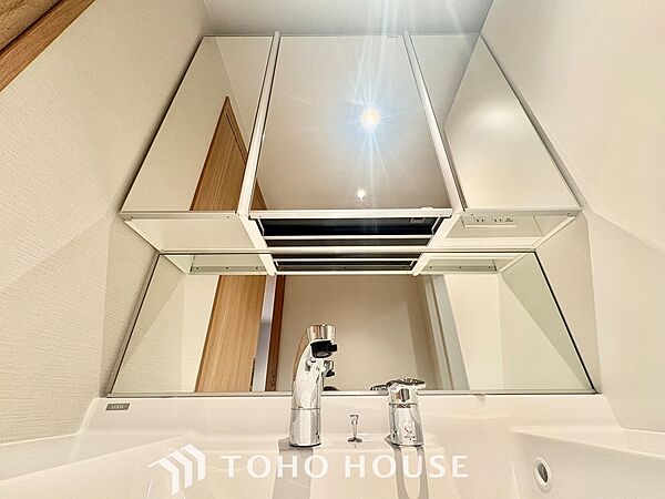 【Wash basin】十分な大きさの洗面台は収納もさる事ながら、身だしなみチェックや歯磨きなど、朝の慌ただしい時間でもホテルライクなスペースで余裕とゆとりを感じて頂けます。