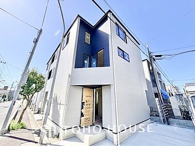 外観:◆青空に映えるツートン外観◆スタイリッシュなデザインと開放的な角地スタイルが魅力的。見通しの良い道路に面しており陽当たりや風通りも良好で、ご家族の快適な新生活を優しく包み込みます。 外観:◆青空に映えるツートン外観◆スタイリッシュなデザインと開放的な角地スタイルが魅力的。見通しの良い道路に面しており陽当たりや風通りも良好で、ご家族の快適な新生活を優しく包み込みます。