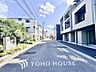 周辺：◆空が大きく広がる開放的な街並み◆幅員にゆとりのある整った前面道路で、お車でのすれ違いや庫入れも落ち着いて行えます。周辺環境も明るく見通しが良いため、ご家族の日々の移動も安心です。