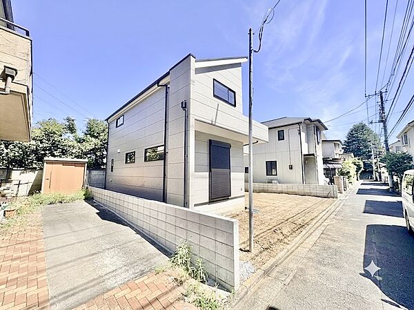 【青空に映える洗練された佇まい】日当たりと風通しに恵まれた心地よい住環境です。目の前の道路は交通量が少なく落ち着いており、小さなお子様がいるご家庭も安心して暮らせる立地です。