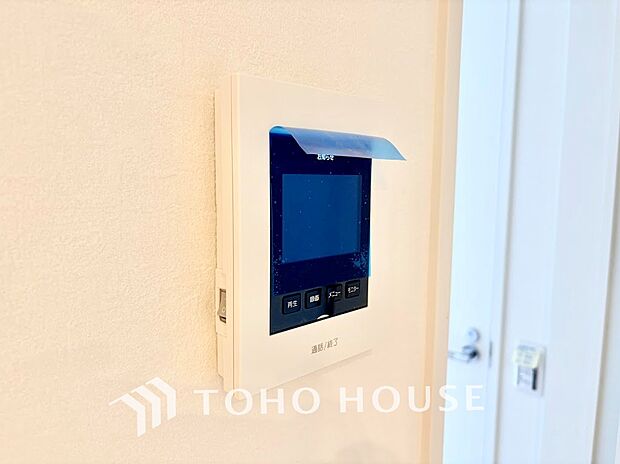 ◆来訪者の顔を確認できるTVモニターホン◆室内から映像と音声で確認して対応できるため防犯面も安心。録画機能付きで留守中の来訪者も把握でき、お子様のお留守番時や夜間の対応にも役立つ設備です。