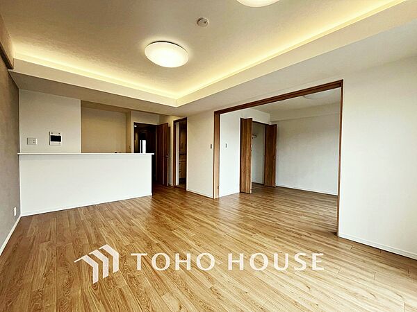 【LIVING】◆眩い◆光が燦々と入り、家族の笑顔を照らす。「いつまでも続いて」と願う夢のような毎日がここにある。