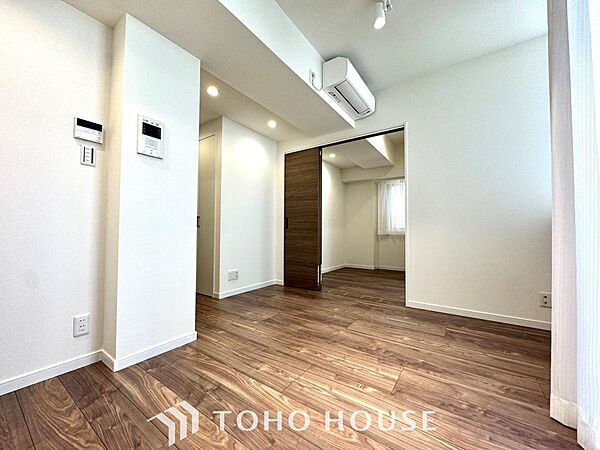 ここはみんなが集い、食事と楽しい会話が始まる場所。話に夢中になりすぎて、ついつい時を忘れ、夜半過ぎになってしまう。そんな束の間の幸せを感じさせてくれます。