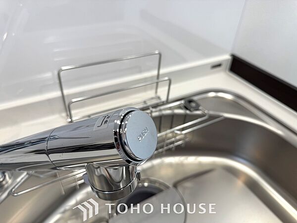 キッチンは家族の絆を育む大切な空間。シンプルで使い易いシステムキッチンで愉しく作る料理は愛情のある美味しいご馳走に。家族で使えるダイニングキッチンです。