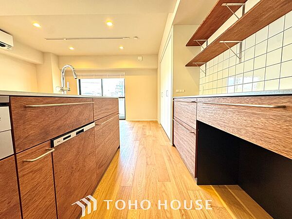 ◆愛育◆キッチンは家族の絆を育む大切な空間。シンプルで使い易いSystemKitchenで愉しく作る料理は愛情のある美味しいご馳走に。家族で使える広々としたダイニングキッチンです。