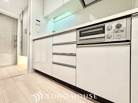 ◆愛育◆キッチンは家族の絆を育む大切な空間。シンプルで使い易いSystemKitchenで愉しく作る料理は愛情のある美味しいご馳走に。家族で使える広々としたダイニングキッチンです。
