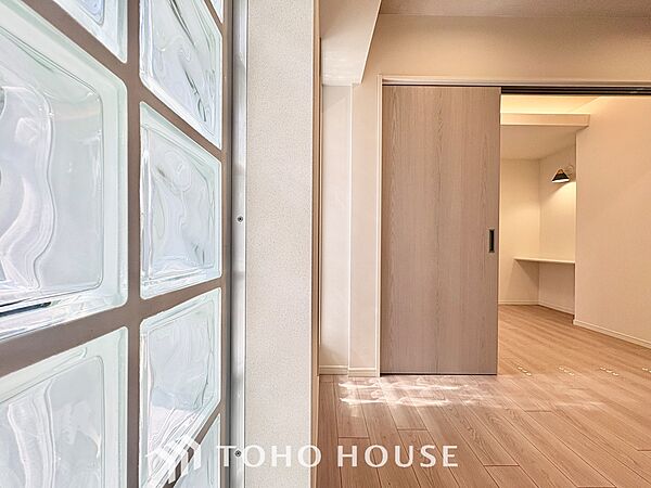 ◆サンサンと◆差し込む太陽の光がこのリビングに笑いをもたらす。ソファの上のクッションがポカポカした暖気にぬくぬくと微睡んでいる。