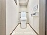 トイレ：【RESTROOM】ホワイト調のクロスと温もり溢れるモダンカラーの床材が見事に調和した本邸宅は、毎日の生活を少しでも快適に過ごして頂ける様に落ち着いた雰囲気作りから行っています。