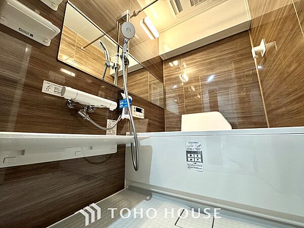 【浴室】《一日の疲れを落としてくれる場所は、落ち着く場所でなければならない》　高級感溢れるカラーと大きさ・柔らかな曲線で構成された半身浴も楽しめるバスタブが心地よさをもたらします。