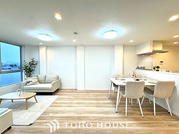 居心地のいい暮らしには欠かせない眩い採光。ゆったりとした幅の窓からこの空間に降り注ぐ採光が絶えない。明るいリビングこそ居心地のいい暮らしが待っているのだと思う。