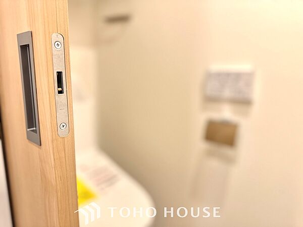 清潔感あるホワイト調のクロスと温もり溢れるモダンカラーの床材が見事に調和した本邸宅は、毎日の生活を少しでも快適に過ごして頂ける様に落ち着いた雰囲気作りから行っています。